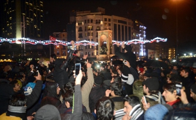 Kimisi mendil sattı, kimisi Taksim’de halay çekti