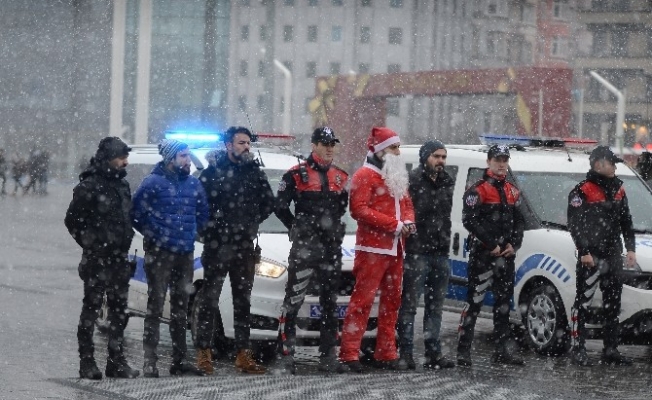 Yılbaşında Taksim’de Polis “Noel Baba”lar Görev Yapacak