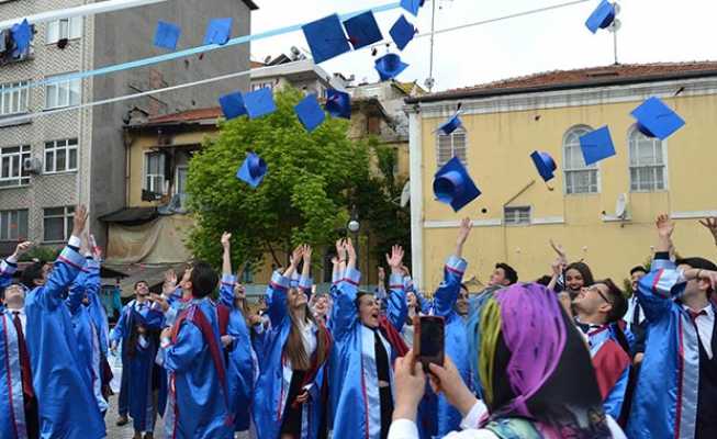 İbrahim Tanrıverdi Lisesinde mezuniyet coçkusu