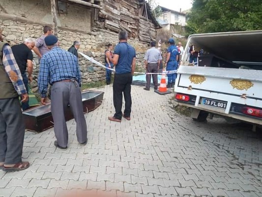 Terastan düşen yaşlı adam hayatını kaybetti