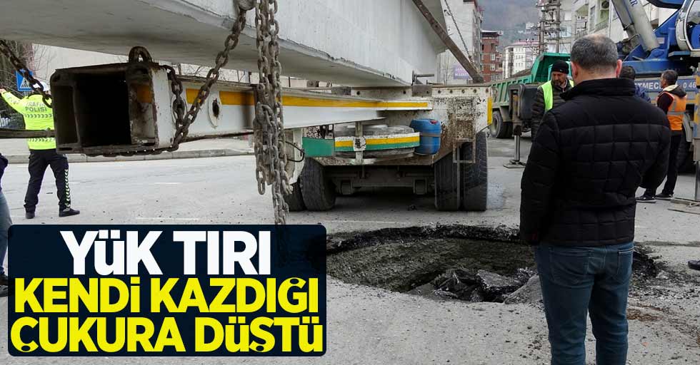 Yük tırı kendi kazdığı çukura düştü 