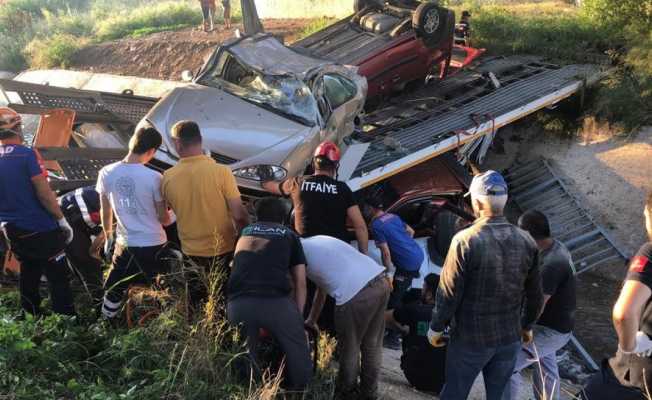 Otomobil taşıyan tır viyadükten uçtu: 1 yaralı