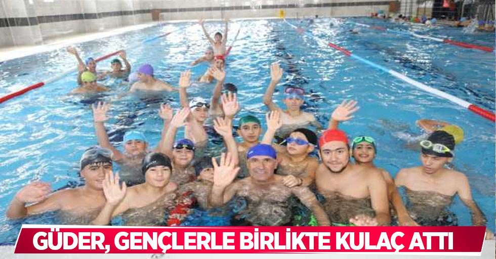 Güder, gençlerle birlikte kulaç attı