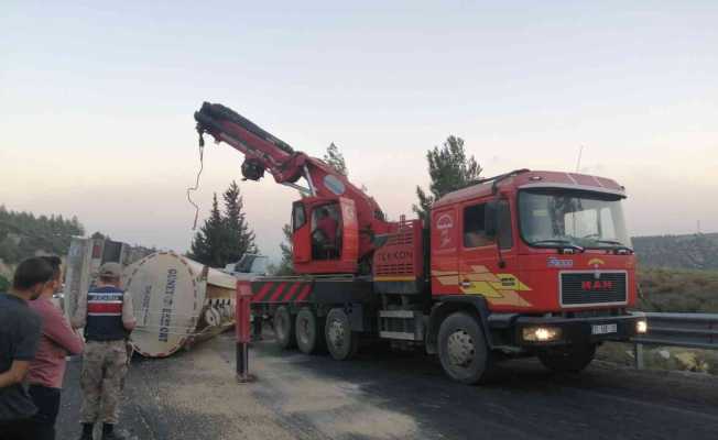 Yan yatan tanker trafiği kilitledi, kilometrelerce araç kuyruğu oluştu