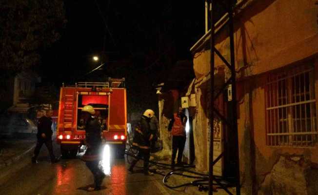 Benzinle tutuşturulmak istenen soba evi yaktı, 3 kişi dumandan etkilendi