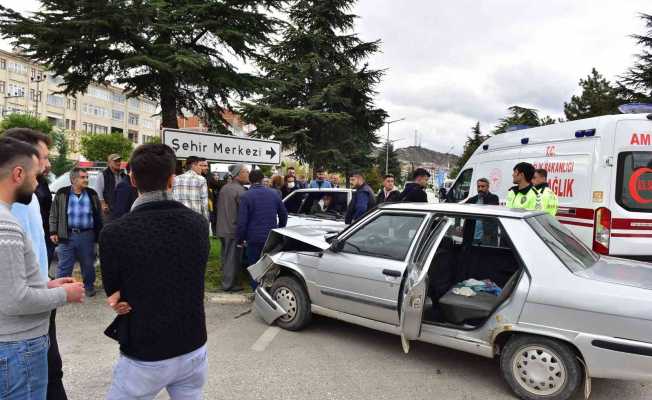 Kastamonu’da iki otomobil kafa kafaya çarpıştı: 1 yaralı