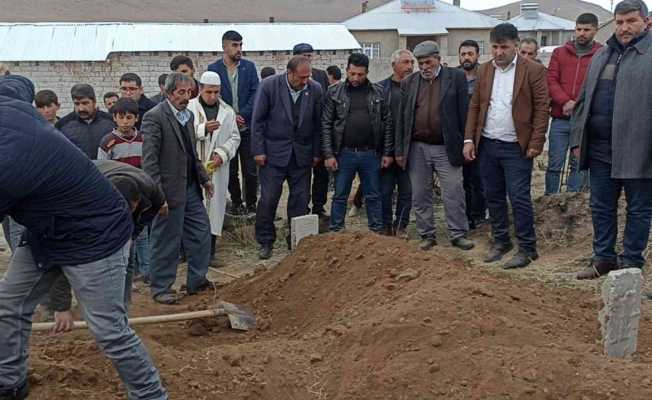 Ağrı’daki otobüs kazasında hayatını kaybeden Gürbüz Erciş’te toprağa verildi