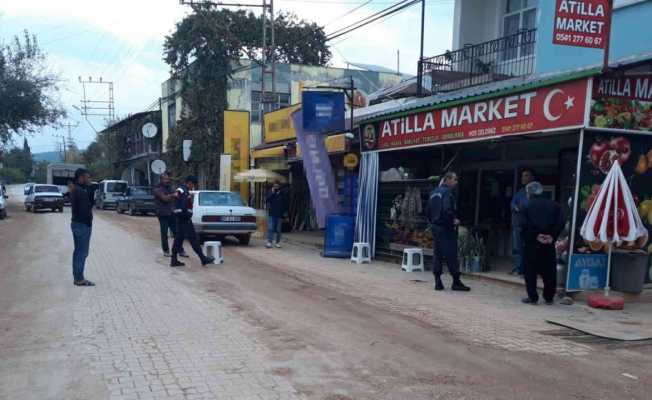 Bakkalı kurşunladılar, müşteri vuruldu