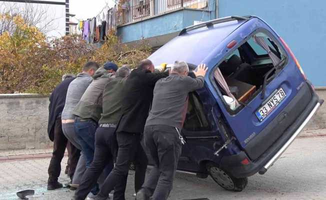 Kırıkkale’de okul servisi ile otomobil çarpıştı: 5’i öğrenci 6 yaralı