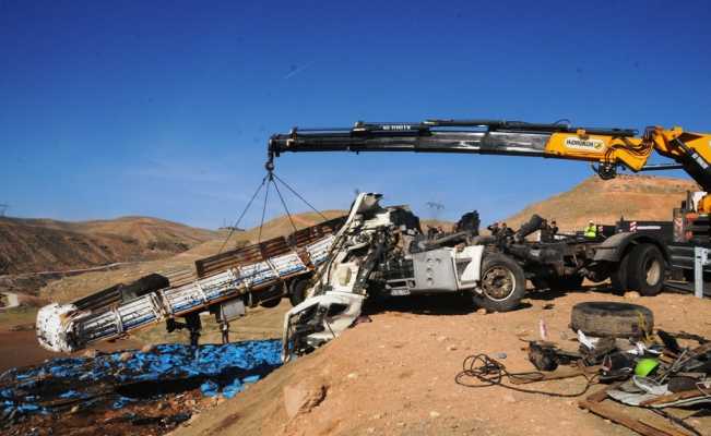 Cizre’de kömür yüklü tır şarampole devrildi: 2 yaralı