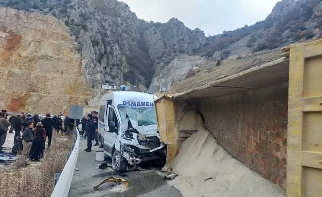 Kamyon yolcu minibüsü ile çarpıştı: 1 ölü, 7 yaralı