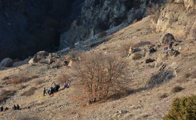 Hafif ticari araç 300 metrelik uçurumdan aşağı düştü: 1 ölü