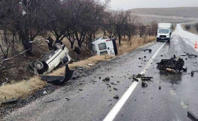 Kamyonetle çarpışan otomobil takla attı: 2 ölü, 2 yaralı