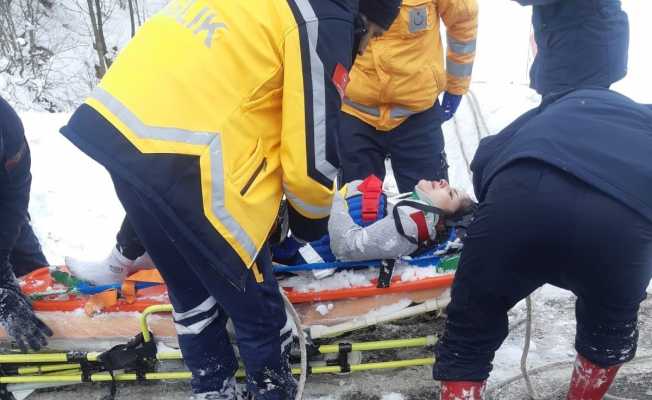 Deprem bölgesinden dönen gönüllüler kaza yaptı: 4 yaralı