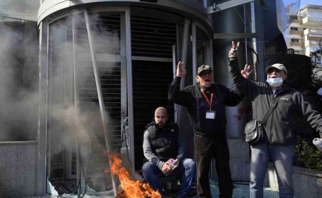 Lübnan’da halk banka şubelerini ateşe verdi