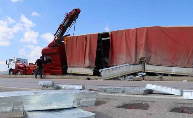 Amasya’da kontrolden çıkan tır orta refüje daldı: 1 yaralı