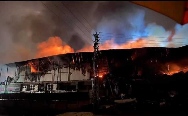 Elazığ’da tavuk fabrikası alev alev yandı