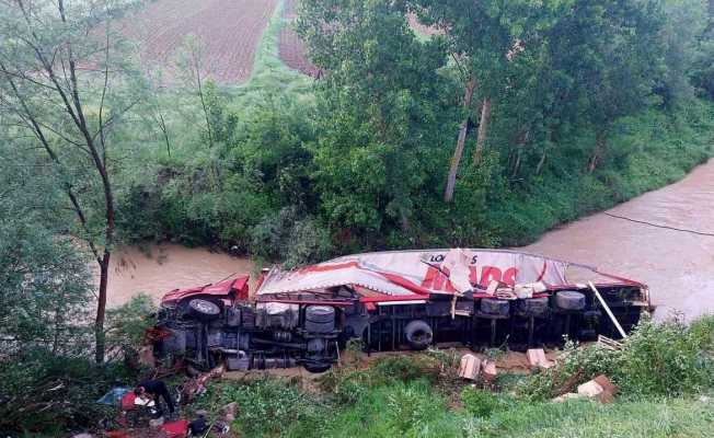 Samsun’da tır çaya devrildi: 2 yaralı