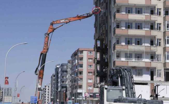 Ağır hasarlı binanın yıkımında polis ve operatörün bayrak hassasiyeti