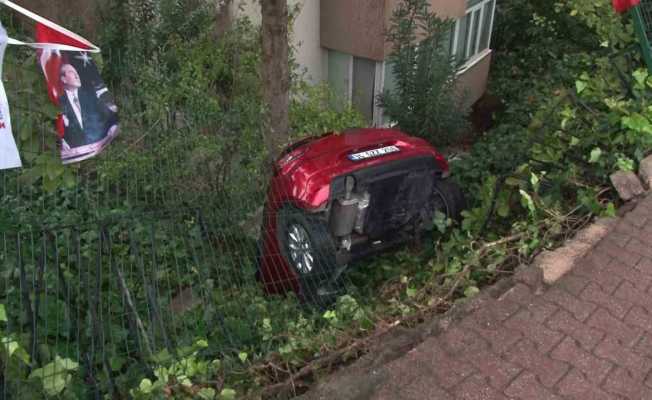 Üsküdar’da yoldan çıkan otomobil bina boşluğuna düştü