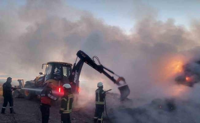 Yangında saman balyaları kül oldu, kamyonet demir yığınına döndü