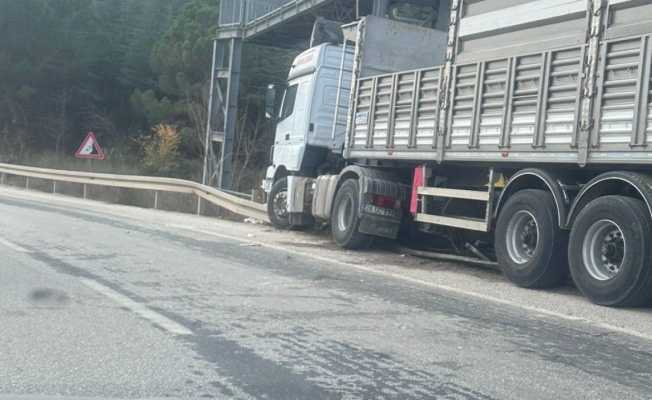 Bilecik’te kontrolden çıkan tır az kalsın üst geçidi yıkıyordu