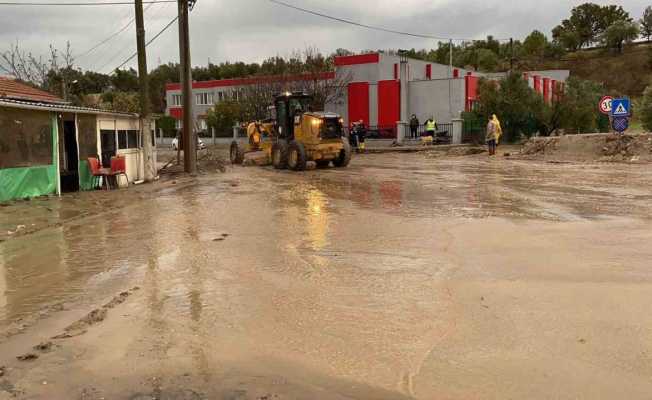 Çanakkale’de sağanak yağış nedeniyle Kalabaklı köy yolu trafiğe kapatıldı