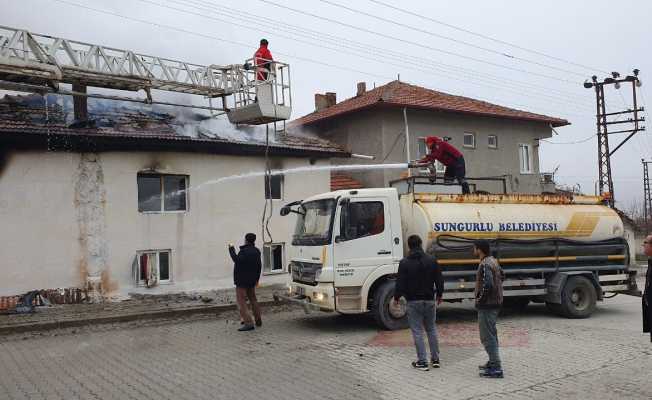 Çorum’da iki katlı ev kül oldu