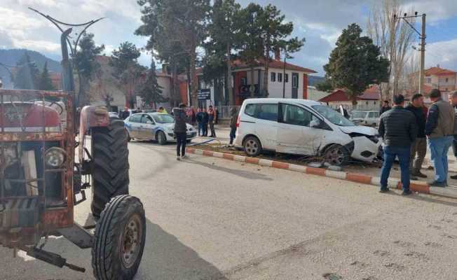 Burdur’da traktör ile hafif ticari araç çarpıştı: 1 yaralı