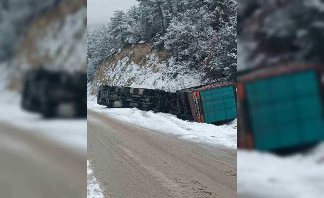 Buzlu yolda kontrolden çıkan kamyon devrildi: 1 yaralı