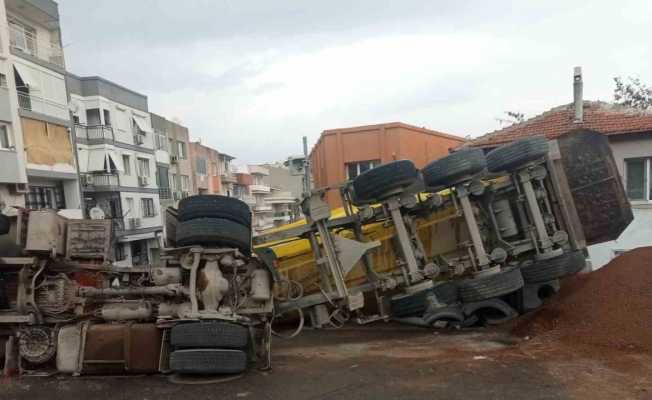 İzmir’de hafriyat kamyonunun devrilme anı kamerada