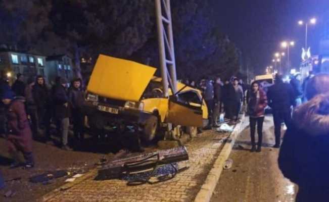 Yön tabelasına çarpan Tofaş marka otomobildeki çocuk hayatını kaybetti