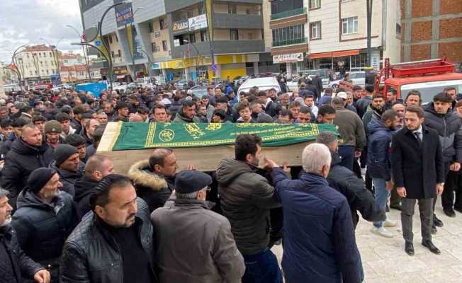 Bıçaklanarak hayatını kaybeden üniversiteli genç son yolculuğuna uğurlandı