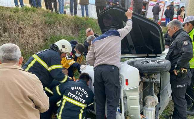 Burdur’da kontrolden çıkan ekobis bahçeye uçtu: 3 yaralı