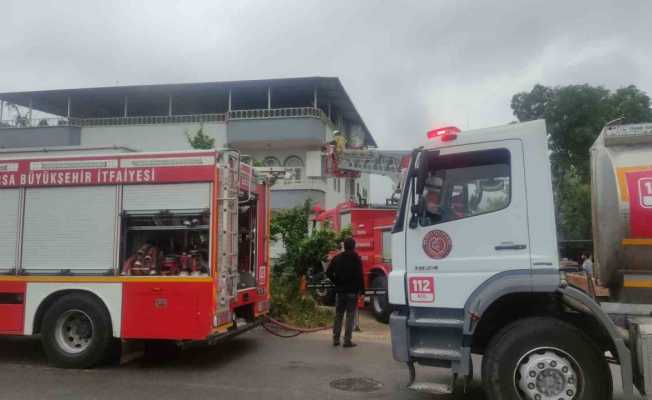 Bursa’da yangın paniği: 2 kişi dumandan etkilendi