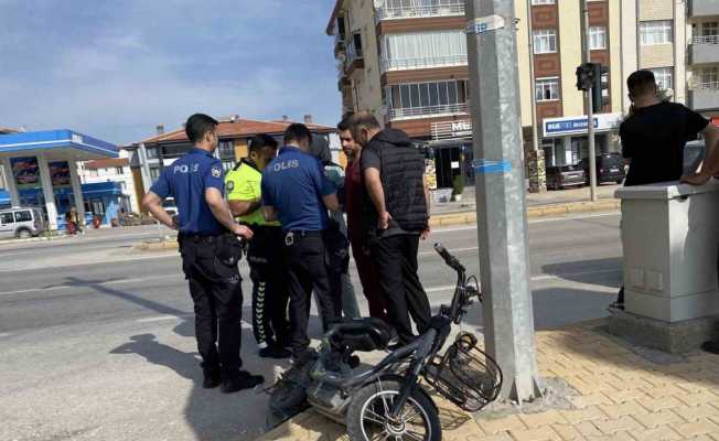 Elektrikli bisiklet ile otomobil çarpıştı: 1 yaralı