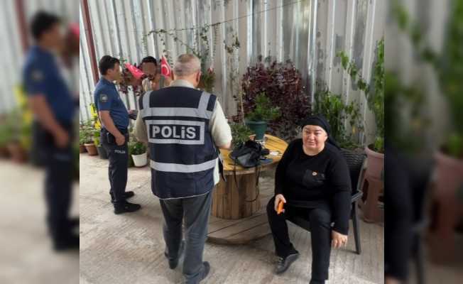 Fotoğrafçı kadının çantasından para çaldı, yakalanınca özür dileyip helallik istedi