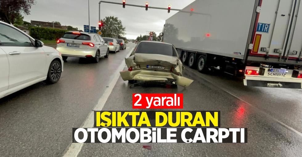 Işıkta duran otomobile çarptı: 2 yaralı