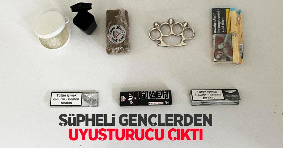 Şüpheli gençlerden uyuşturucu çıktı