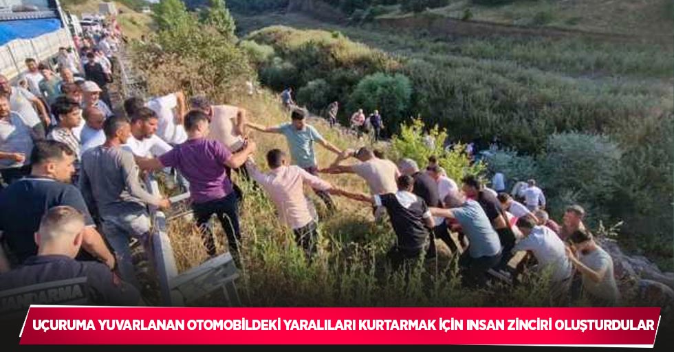 Uçuruma yuvarlanan otomobildeki yaralıları kurtarmak için insan zinciri oluşturdular