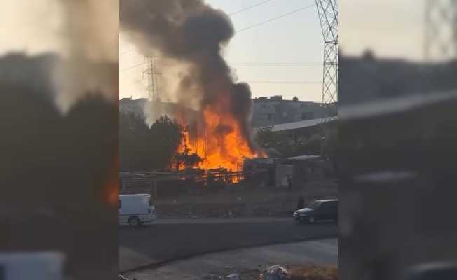 Ahır alev alev yandı, hayvanlar son anda kurtarıldı