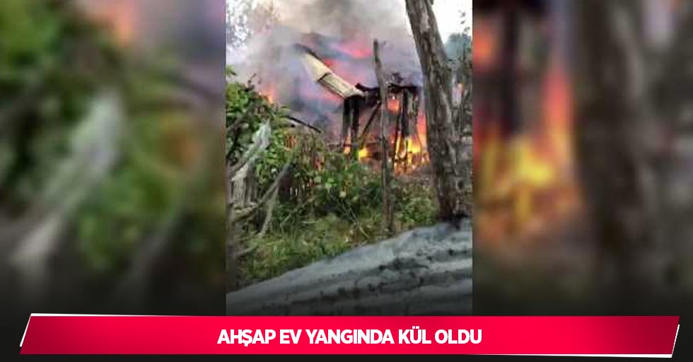 Ahşap ev yangında kül oldu