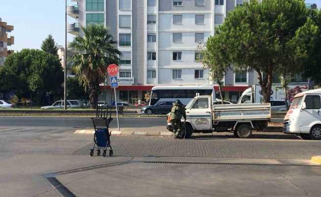 Akaryakıt istasyonu önündeki şüpheli çanta polis ekiplerini alarma geçirdi