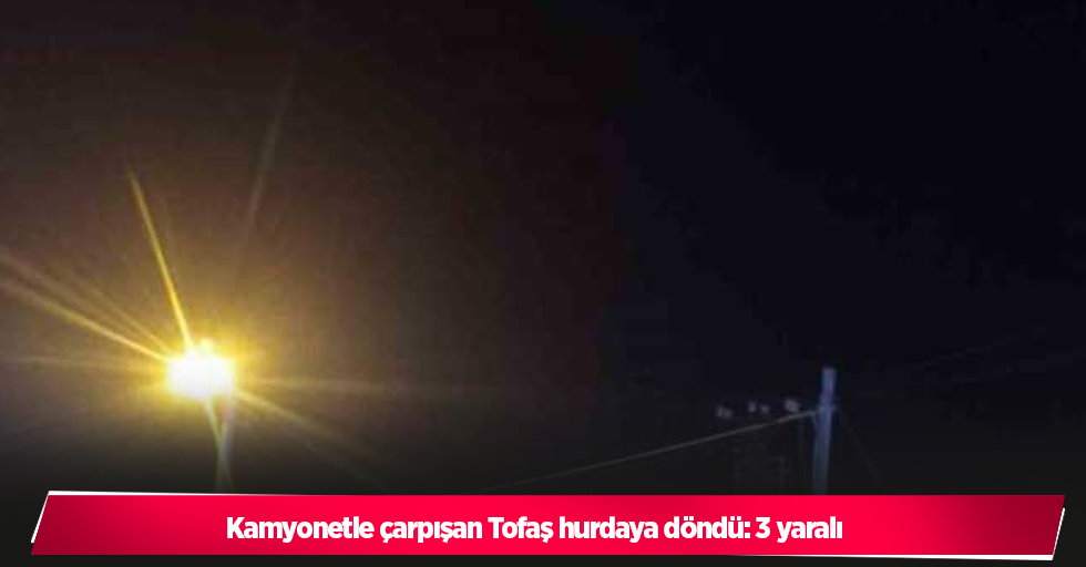 Kamyonetle çarpışan Tofaş hurdaya döndü: 3 yaralı