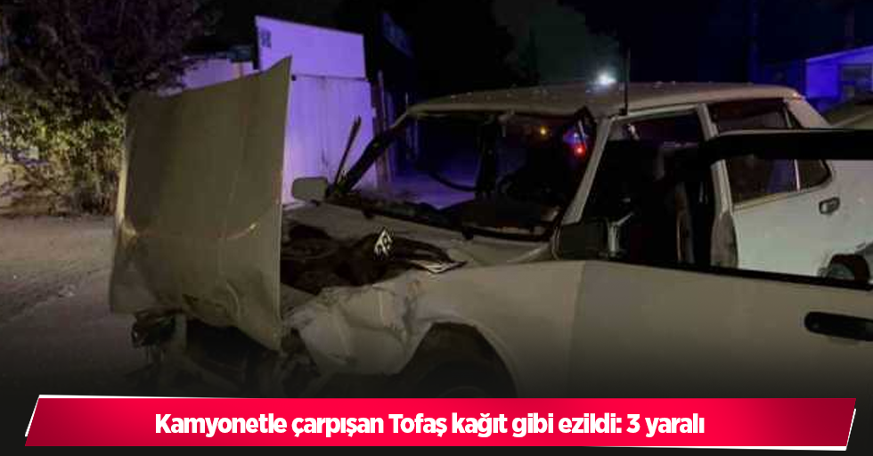 Kamyonetle çarpışan Tofaş kağıt gibi ezildi: 3 yaralı