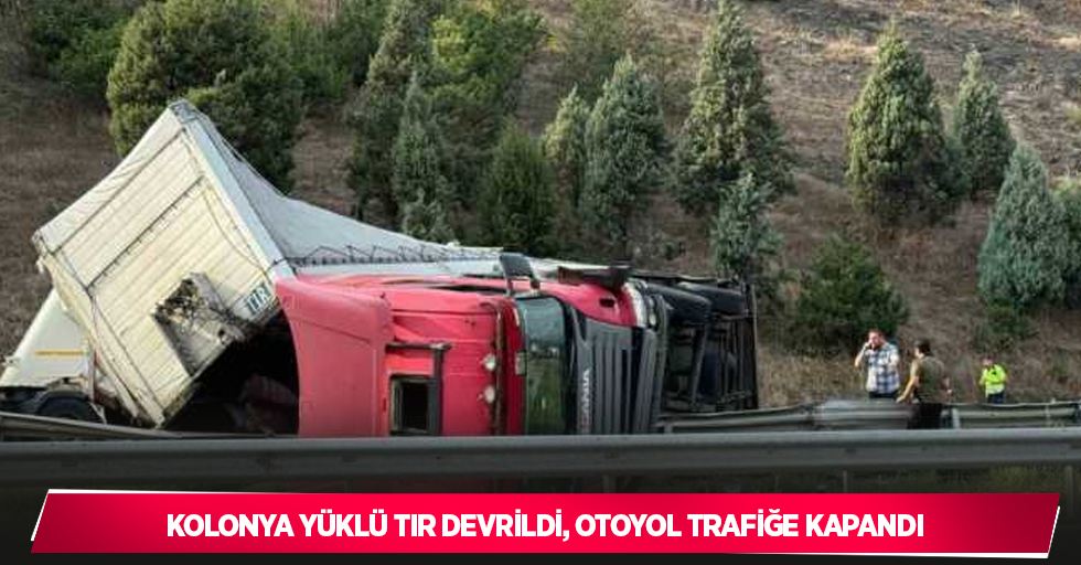 Kolonya yüklü tır devrildi, otoyol trafiğe kapandı