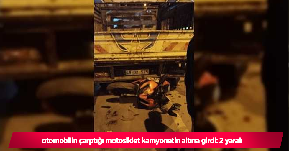 otomobilin çarptığı motosiklet kamyonetin altına girdi: 2 yaralı