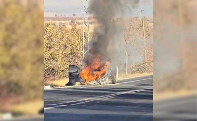 Elazığ’da otomobil alev alev yandı