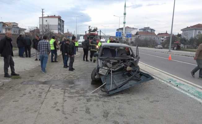 Aydınlatma direğine çarpan Fiat Tofaş hurdaya döndü: 2 yaralı