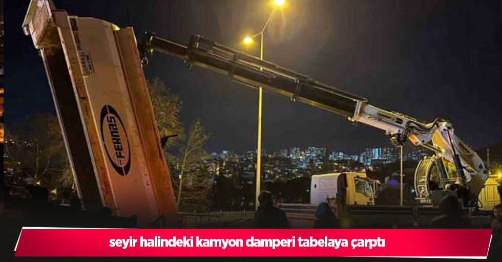 Seyir halindeki kamyon damperi tabelaya çarptı